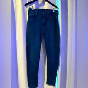 Women’s skinny blue jeans. Size 31